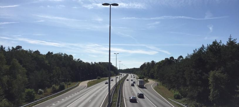 Blik op de snelweg A50 vanaf het viaduct bij Woeste Hoeve